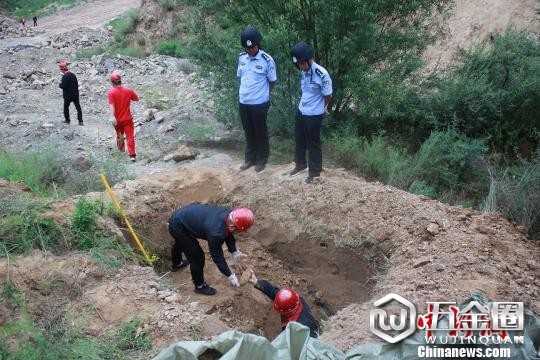 吴起县公安局销毁200余枚战争时期遗留废旧炮弹。 吴起县官方供图 摄