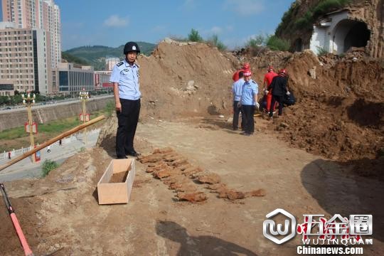吴起县公安局销毁200余枚战争时期遗留废旧炮弹。 吴起县官方供图 摄