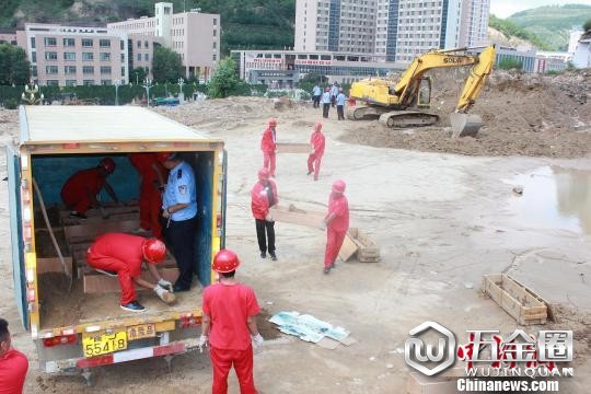 吴起县公安局销毁200余枚战争时期遗留废旧炮弹。 吴起县官方供图 摄