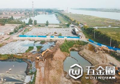 江苏泰兴市漠视整改要求,数万吨化工废料和污泥堆放在长江边。 新华社记者 季春鹏摄