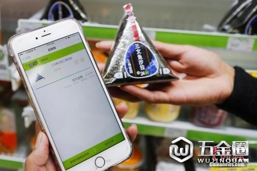 近年,移动支付在中国逐渐流行。图为顾客扫描商品条形码手机自助结账。 殷立勤 摄