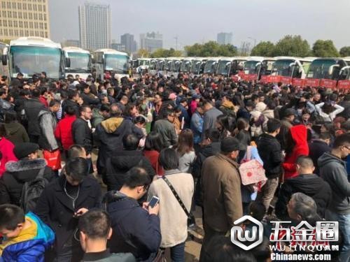 资料图:69辆“春季看房团”大巴载着南京及周边城市3300多人分线路开赴64家楼盘。 朱晓颖 摄