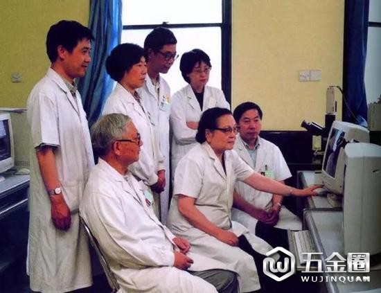 2001年,北京协和医院病理科医生读片讨论。右二:刘彤华