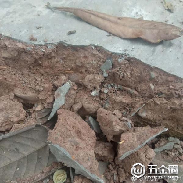 路面一经敲击就露出了底下的泥土。@路见不平一声吼m 图