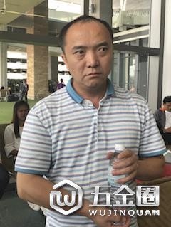 遇难者家属邢勇(图片来源:美联社)