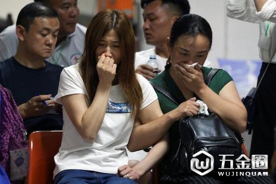 图为赶赴当地的遇难者家属。(图片来源:路透社)