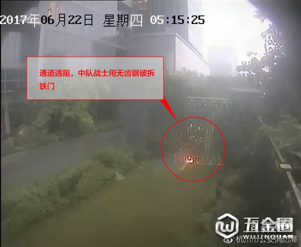 通道遇阻,消防战士用无齿锯破拆铁门