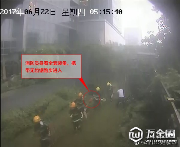 消防员身着全套装备,携带无齿锯跑步进入