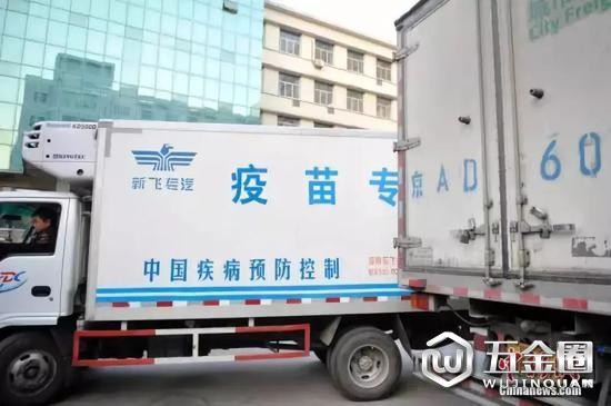 资料图:疫苗运输。中新社发 韦亮 摄