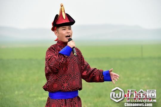 图为乌兰牧骑歌唱演员。 翟璐 摄
