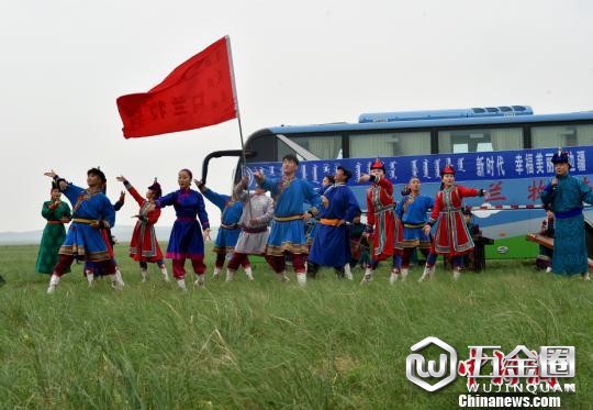 图为苏尼特右旗乌兰牧骑演员们演出现场。 翟璐 摄