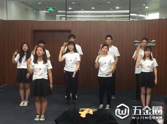 5月19日，中日学生手语交流会的10名日本留学生在南京市聋人学校举行交流活动。图为他们临行前排练手语节目。