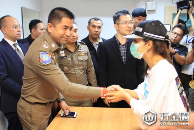 女事主与泰国警方握手致谢(泰国民族报)