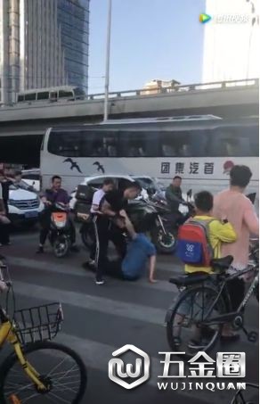 蓝衣男子抓住T恤不放手