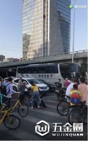 轮拳头击打头部