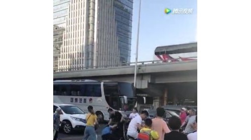 黑衣男北京街头猛打路人又锁喉 朝阳警方昨夜回应