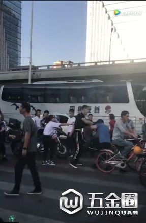 黑衣男子再次挥拳