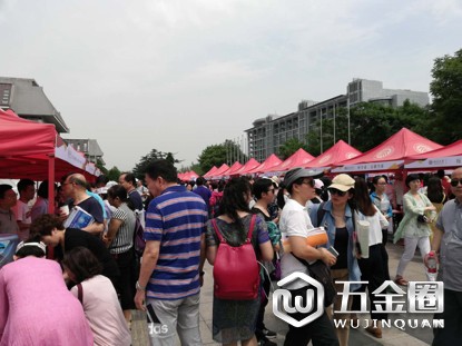北京大学招生交流会现场，不少家长在咨询。澎湃新闻记者 廖瑾 图