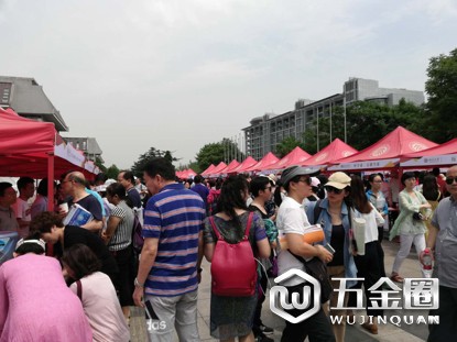 北京大学招生交流会现场,不少家长在咨询。澎湃新闻记者 廖瑾 图