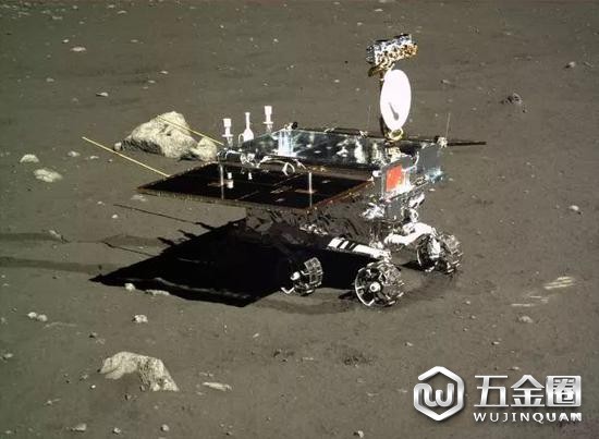 资料图片:2013年12月,嫦娥三号探测器地形地貌相机拍摄的巡视器侧面图像。(新华社)