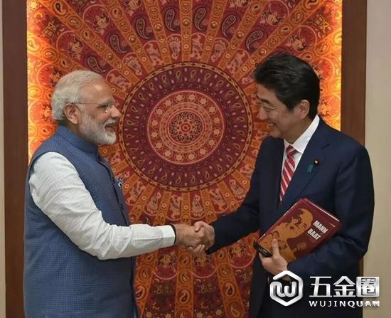 资料图片:2017年9月,印度总理莫迪会见日本首相安倍晋三。(法新社)