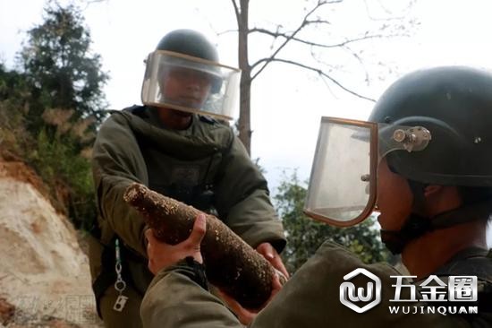 官兵正在摆放待销毁的爆炸物