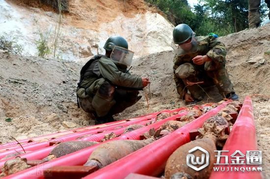 官兵正在连接雷管