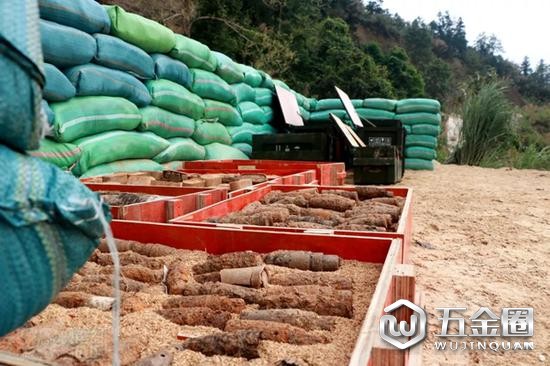 官兵正在进行诱爆爆炸物前的各项准备工作