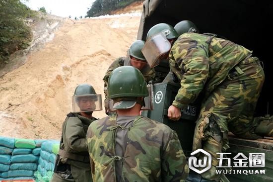 官兵将地雷和爆炸物从车上搬下来