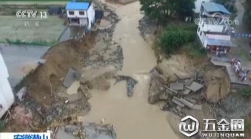 安徽潜山暴雨致山洪 九井河桥被冲垮105国道中断