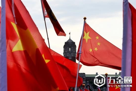 台湾爱国人士持五星红旗在蔡办前参加活动(图源:台媒)