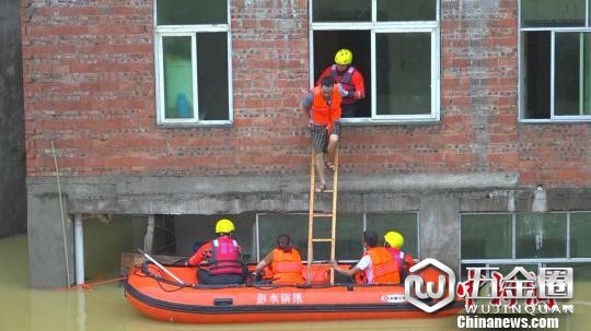 图为被困者从屋内沿着小窗户翻出跳到小艇。 消防部门供图 摄