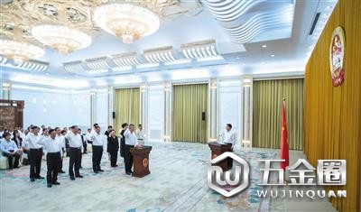 昨日,十三届全国人大常委会第三次会议在北京人民大会堂闭幕。图为十三届全国人大常委会在人民大会堂举行宪法宣誓仪式。新华社记者 李涛 摄