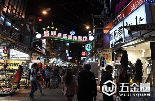 市民和游客在台中的逢甲夜市逛街购物(2017年12月13日摄)。 新华社记者 赵颖全 摄