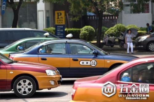 资料图:街上行驶的出租车。 中新网记者 金硕 摄