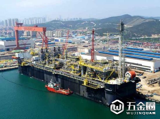 正在海油工程青岛场地码头建造集成中的P67