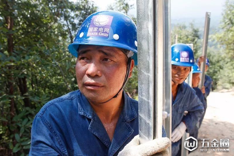 ▲7月25日,河南平顶山鲁山县供电公司20余名施工人员冒着高温,每人每次扛着40公斤的材料,将3吨铁塔组件搬运至山顶,开展35千伏熊团线43号铁塔组塔施工。