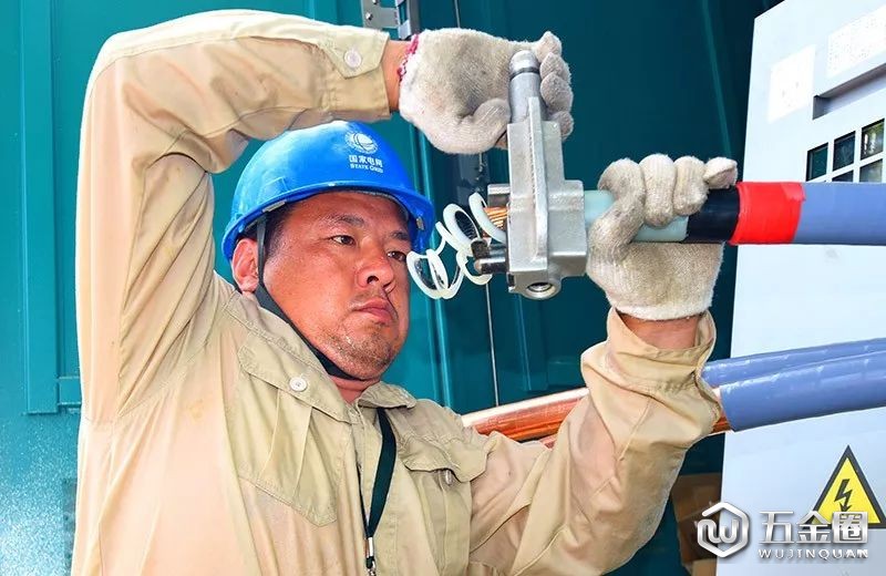 ▲7月29日,当地地表气温达到40摄氏度。江苏淮安洪泽区供电公司配电班员工宇阳在20千伏华晨线2号环网柜安装新建进线电缆头终端。