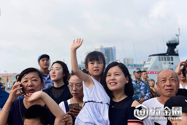 家属送别