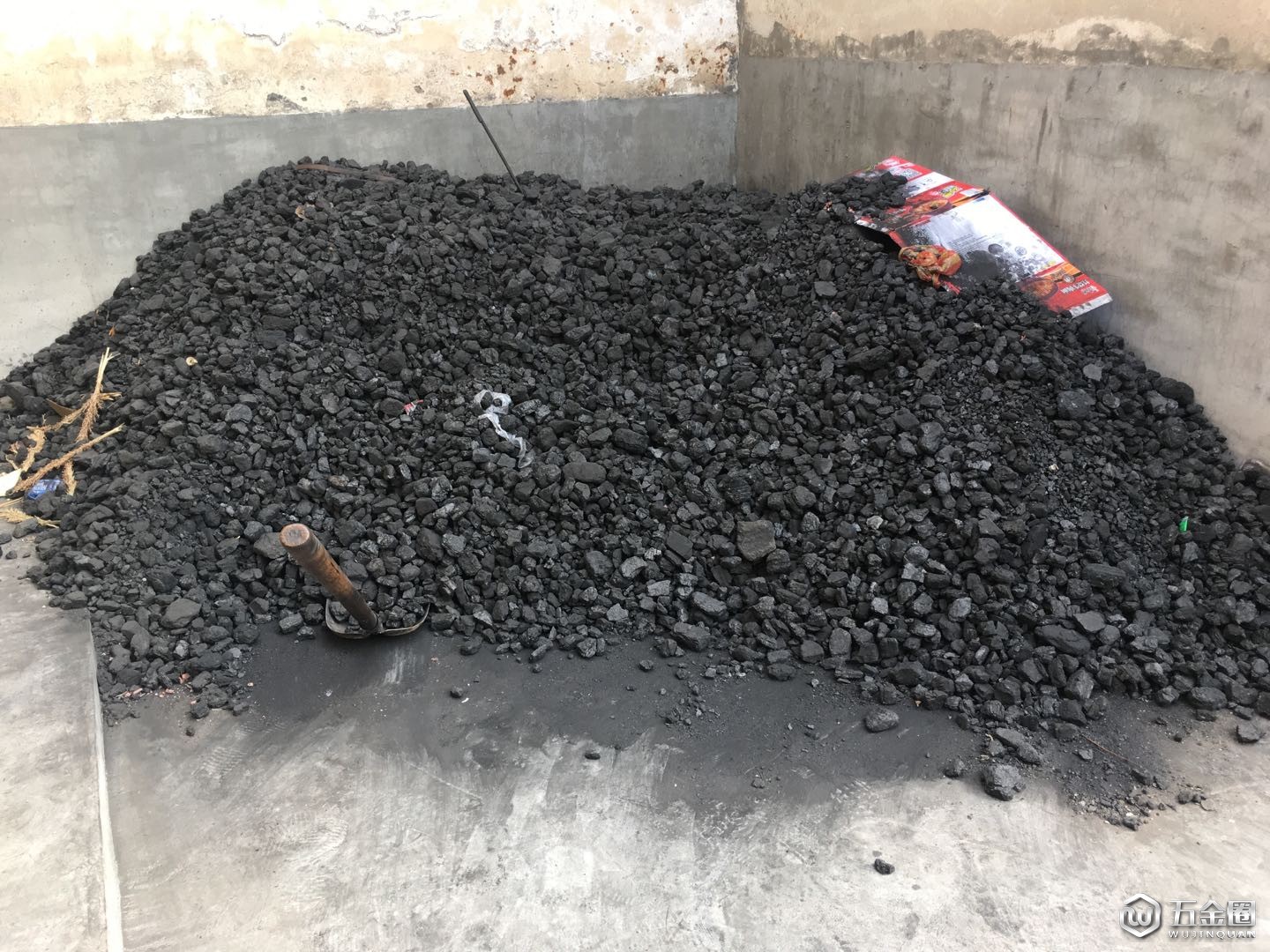 2017年2月19日，尧都区一户居民家存放的散煤。 澎湃新闻记者 刁凡超 图