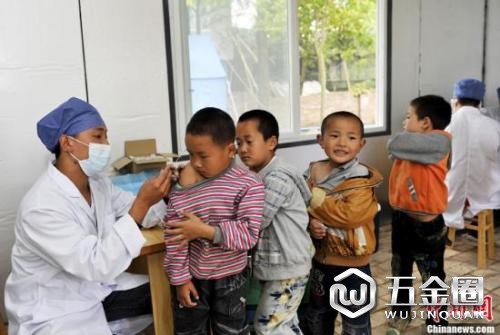 资料图:儿童正在接种疫苗。中新社发 安源 摄