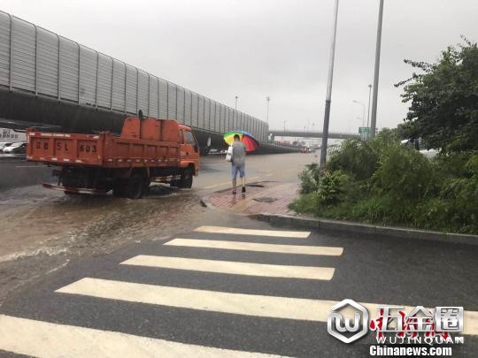 由于积水较深,不少车辆慢速通行 朴峰 摄