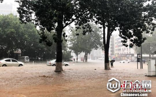 大连遭暴雨袭击 海陆空交通受阻。 朴峰 摄