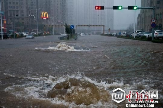 图为大连金普新区街边一处内涝地带。 朴峰 摄