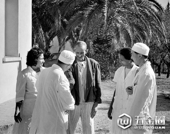 1966年12月14日,一名阿尔及利亚老人向中国医生倾诉自己病况迅速好转的愉快心情。新华社发