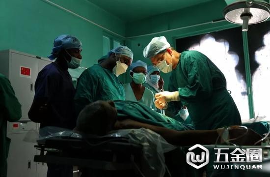 2016年7月14日,在坦桑尼亚桑给巴尔的纳兹摩加医院,第26批中国援桑给巴尔医疗队队长徐卓群(右一)进行一台手术。新华社记者周晓雄摄