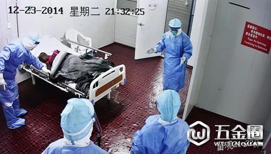 这张视频截图照片显示,2014年12月23日,利比里亚中国埃博拉诊疗中心的医护人员对埃博拉病人进行查房。新华社发(姜恒摄)