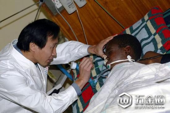 2007年8月15日,在赞比亚首都卢萨卡的大学教学医院,中国医疗队队长李彦伟为当地一名车祸伤员做检查。新华社记者王成云摄