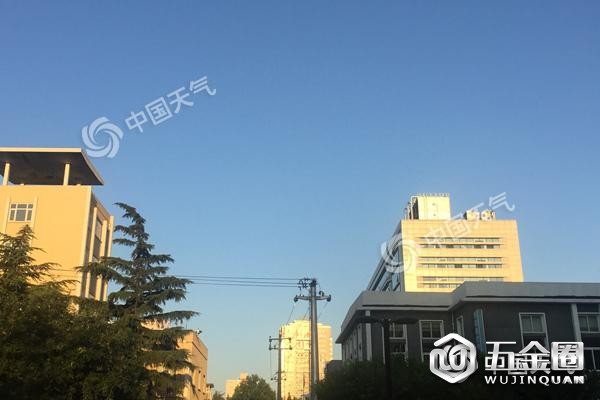 今晨,北京天空颜值依旧“在线”。