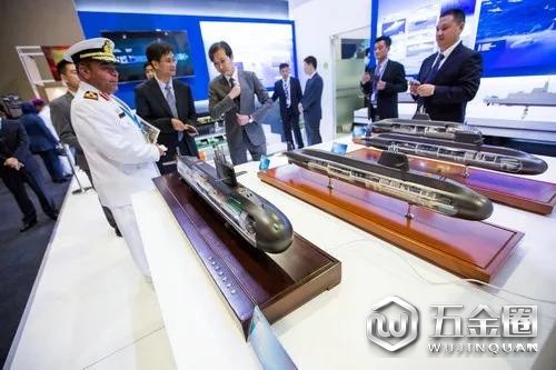 ▲资料图片:这是2017年11月13日在阿联酋迪拜航展中国航空工业集团展区拍摄的“鹘鹰”战斗机模型。